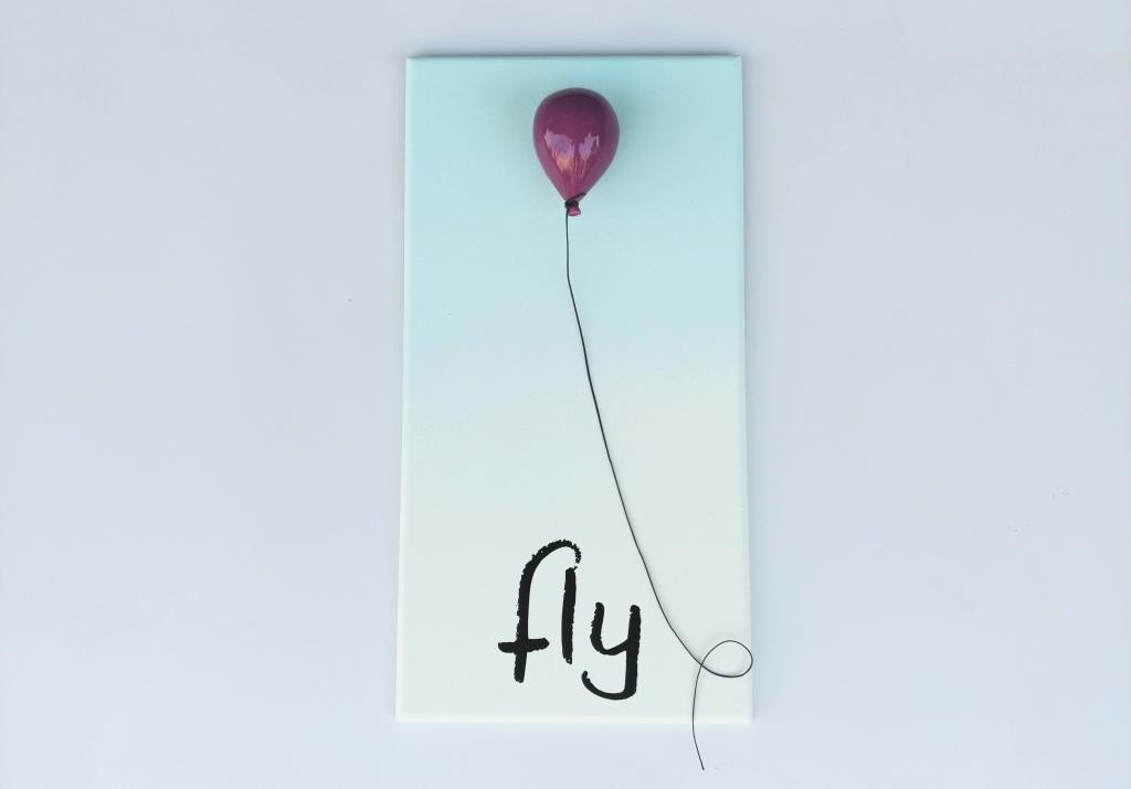 שלט עץ fly עם בלון