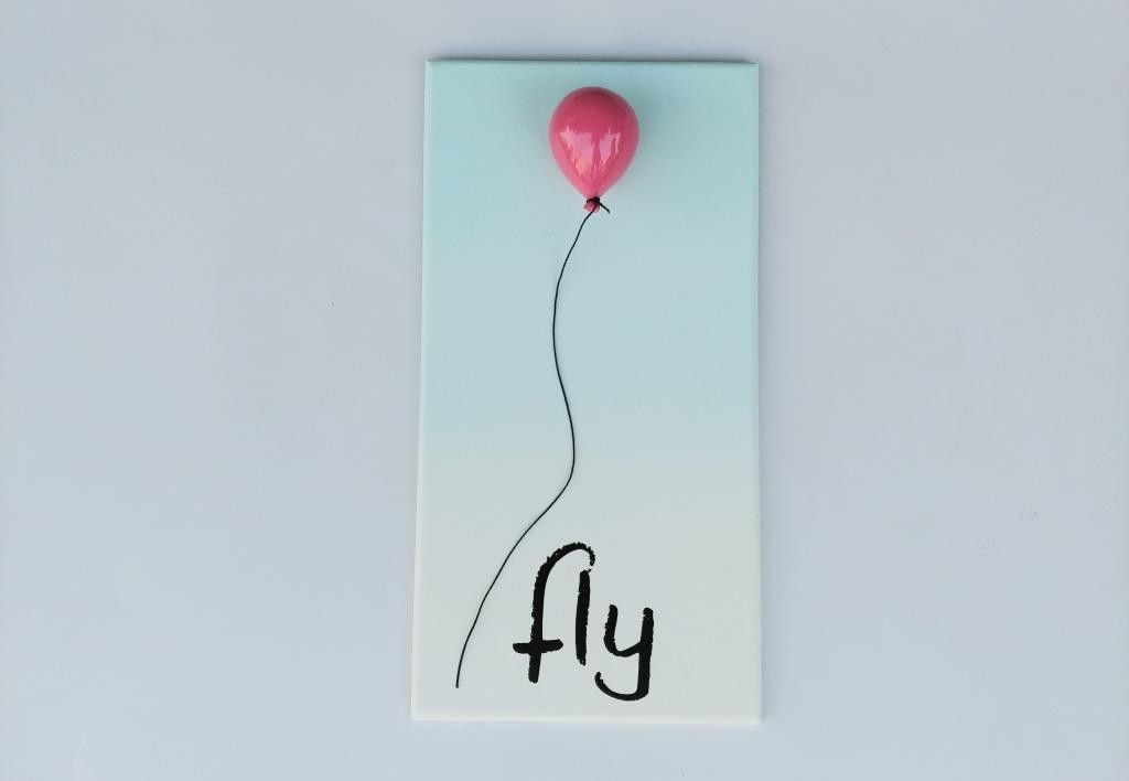 שלט עץ fly עם בלון