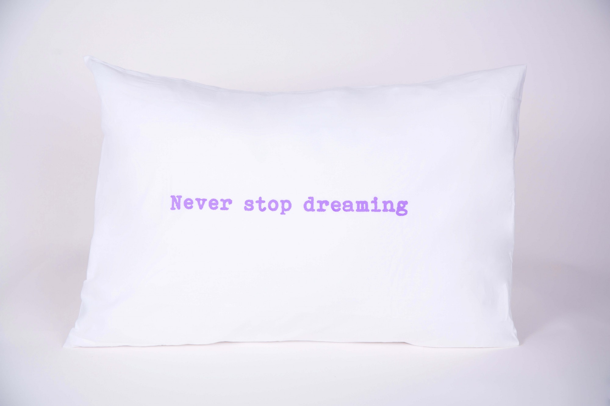 זוג ציפיות "never stop dreaming" סגול